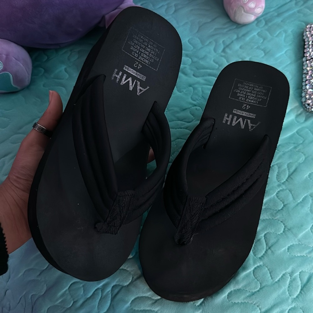 Cute platform flip flops!